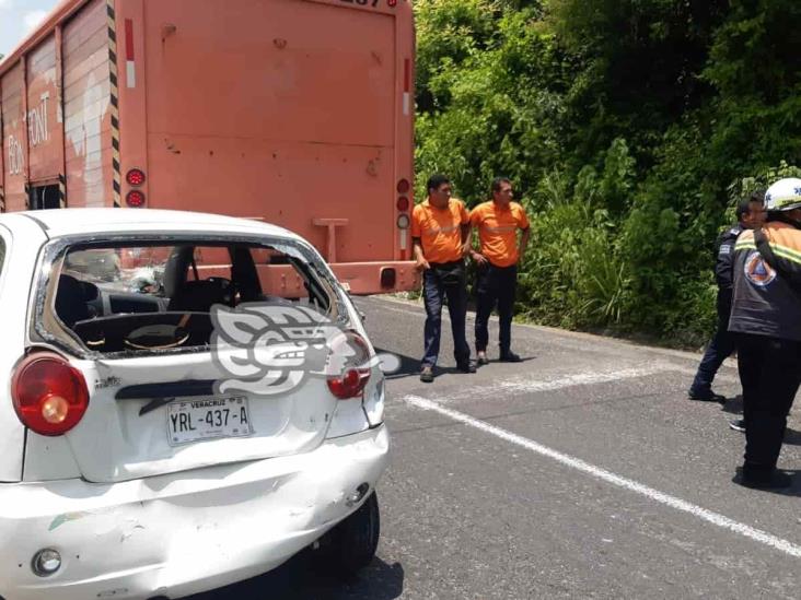 Camión repartidor de agua choca contra automóvil en la Xalapa-Tamarindo