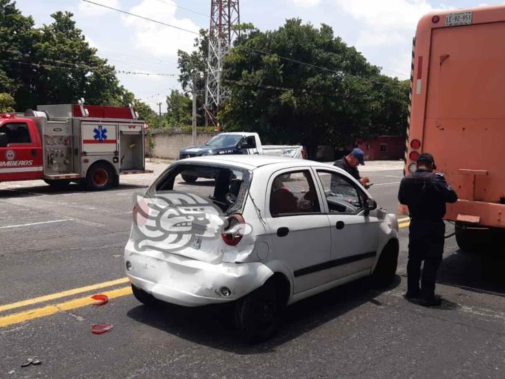 Camión repartidor de agua choca contra automóvil en la Xalapa-Tamarindo