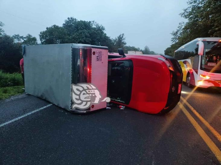 En Acajete, vuelca camioneta cargada de maseca