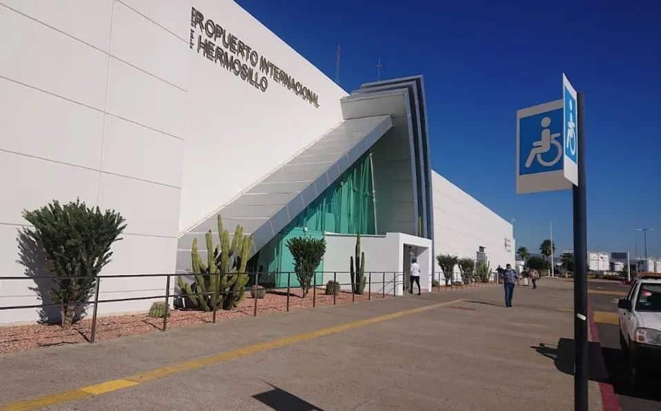 Aterriza de emergencia avión de Viva Aerobus en aeropuerto de Hermosillo, Sonora