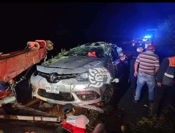 Fuerte volcadura en la Huatusco-Totutla deja un lesionado de gravedad