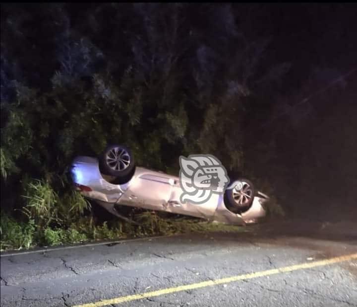 Fuerte volcadura en la Huatusco-Totutla deja un lesionado de gravedad