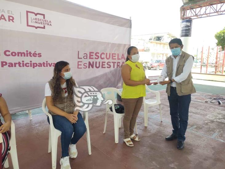 Entregan en Moloacán medios de pago del programa la Escuela es Nuestra