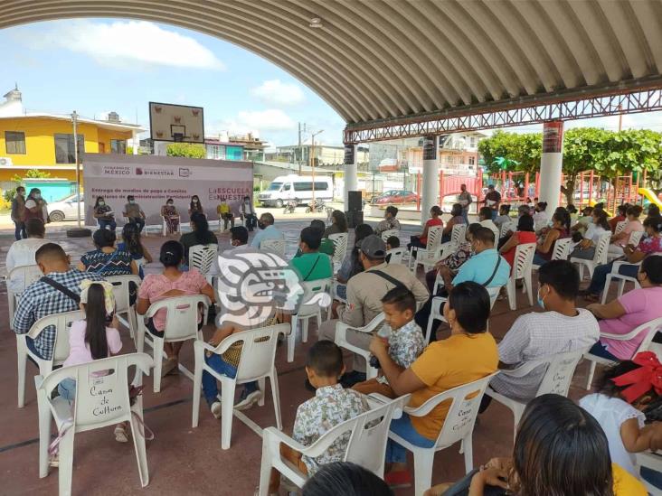 Entregan en Moloacán medios de pago del programa la Escuela es Nuestra