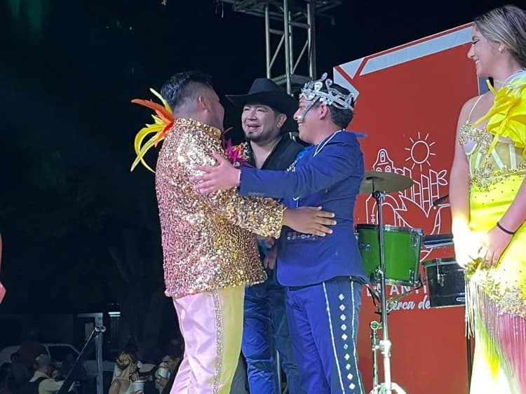 Carlos Caiceros La Mona se convierte en rey del Carnaval de Cardel