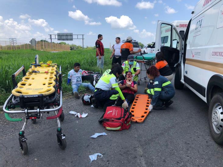 Pareja lesionada tras choque de moto y taxi en carretera de Acayucan (+video)