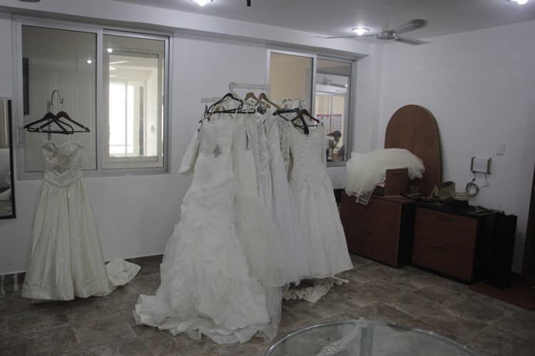 Casa Santa Ana realiza bazar con causa, ofrece vestidos de novia a bajo costo