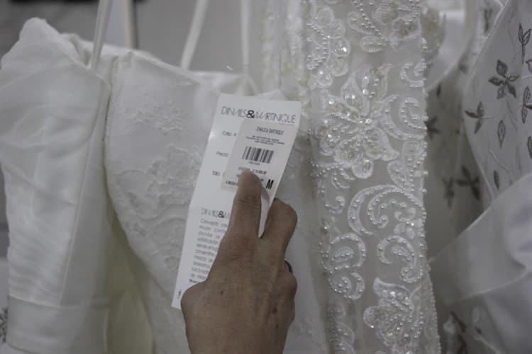 Casa Santa Ana realiza bazar con causa, ofrece vestidos de novia a bajo costo