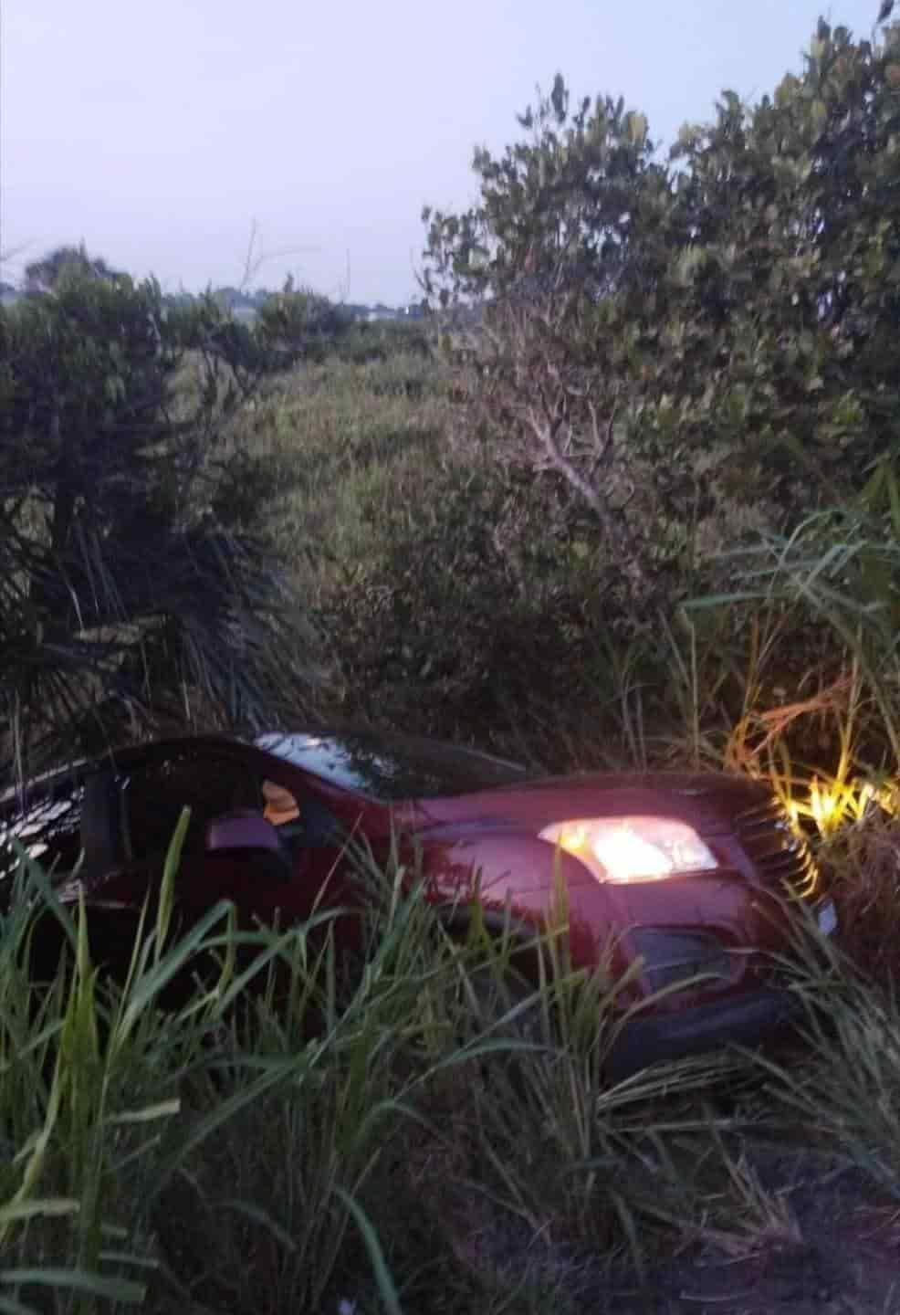 Por librar un bache conductor se va a la cuneta en la carretera a Tlacotalpan