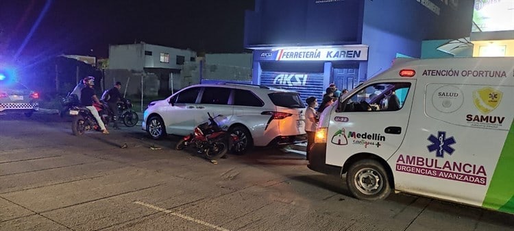 Conductor intenta huir tras impactarse contra motociclistas en Puente Moreno