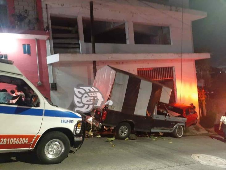 Camioneta se queda sin frenos y choca contra automóvil en Xalapa