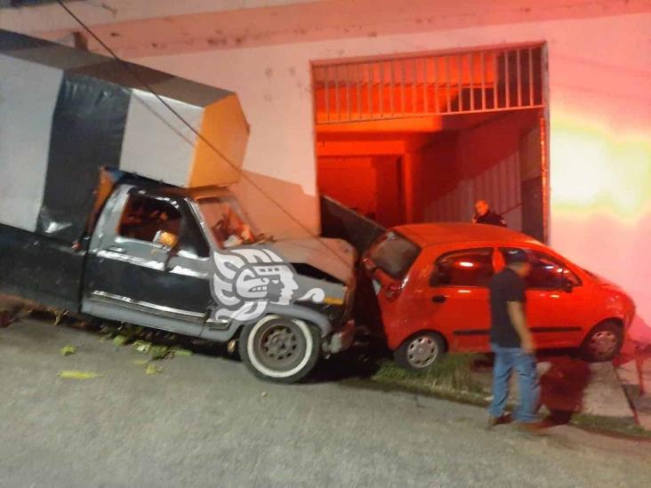 Camioneta se queda sin frenos y choca contra automóvil en Xalapa