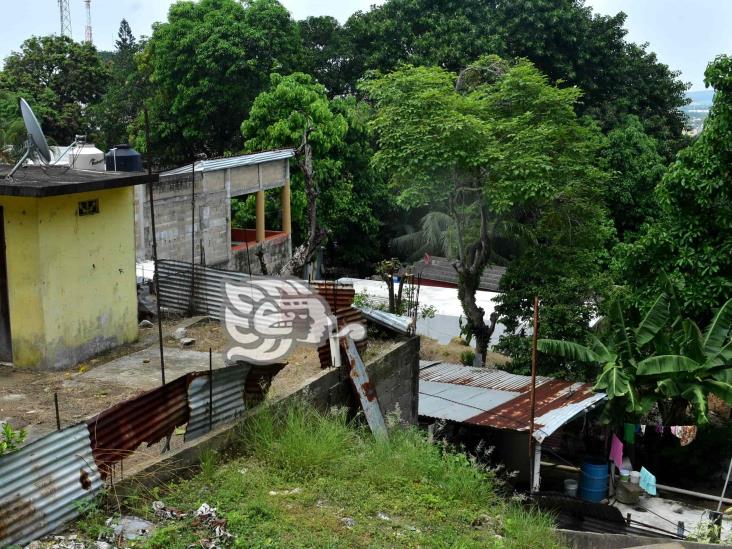 (+Video) Bajo riesgo de deslave, familias asentadas en cerros de Coatzacoalcos