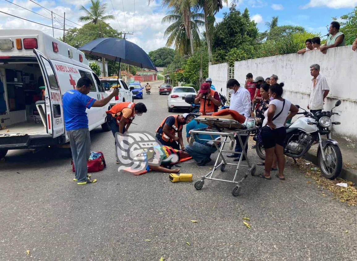 Mujer sufre accidente conduciendo motocicleta en Agua Dulce