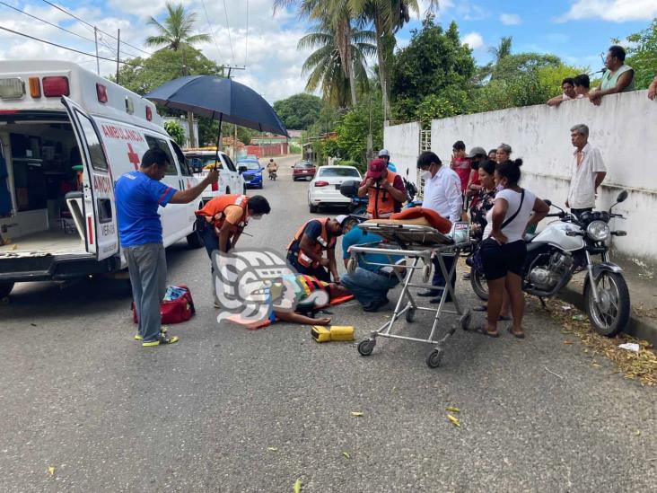 Mujer sufre accidente conduciendo motocicleta en Agua Dulce