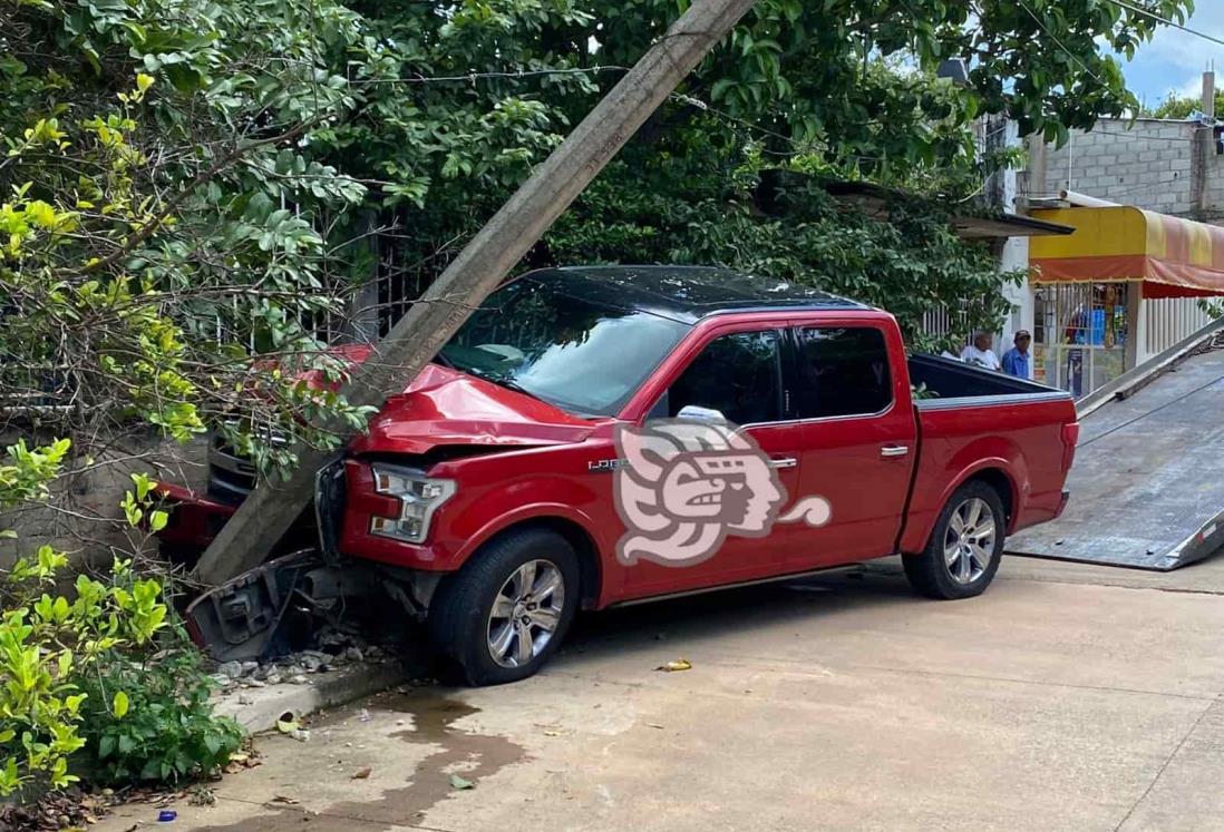 Estrelló su camioneta contra un poste y la deja abandonada