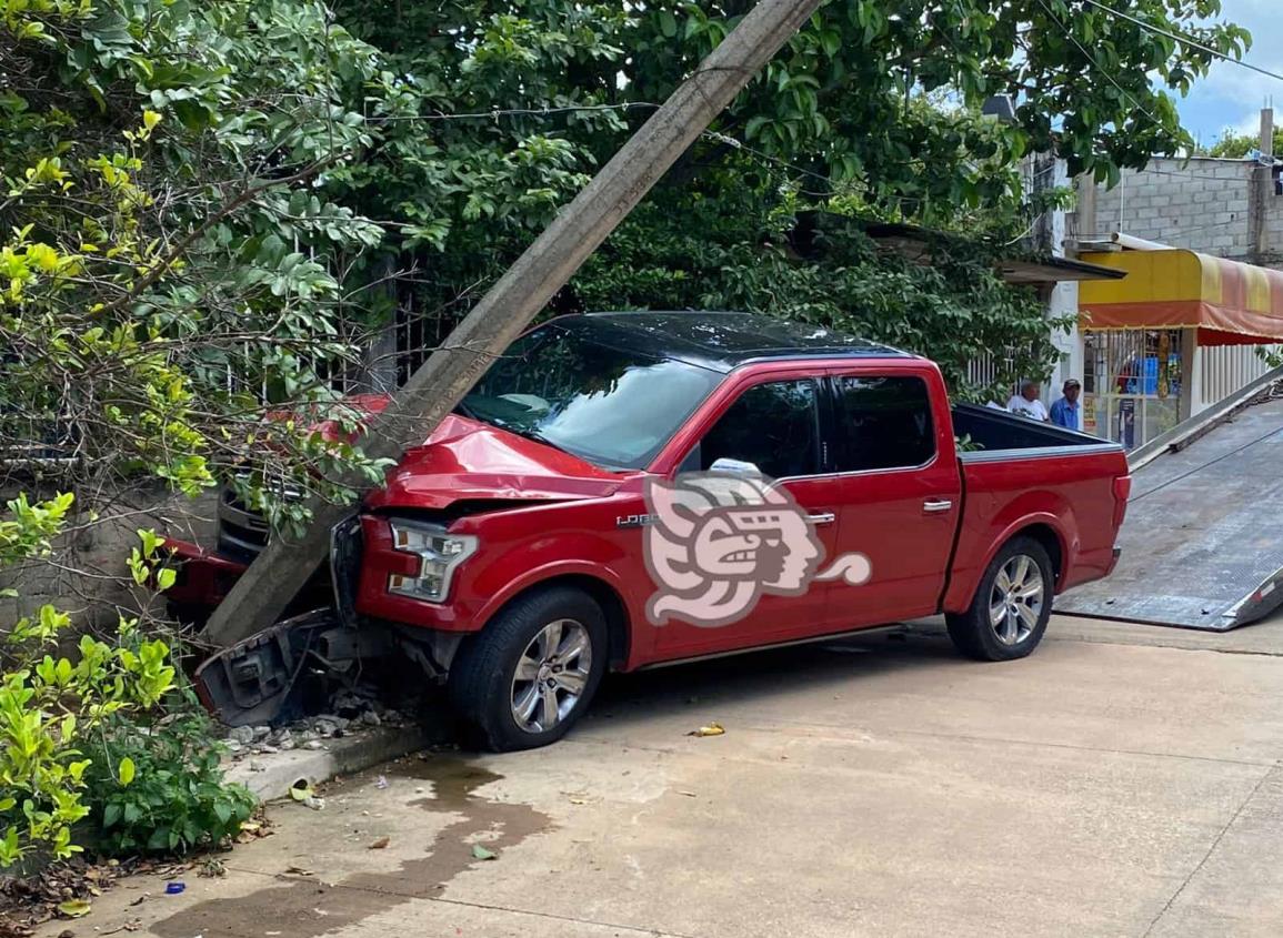 Estrelló su camioneta contra un poste y la deja abandonada