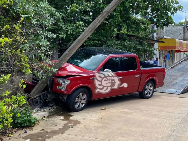 Estrelló su camioneta contra un poste y la deja abandonada