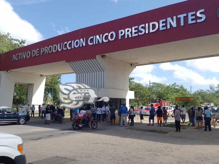 Bloquean portada de Pemex en Agua Dulce; se oponen a cierre de calle