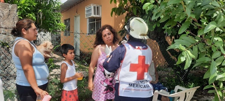 Rescatan a mujer con su mascota tras explotar tanque de gas en la colonia Dos Caminos