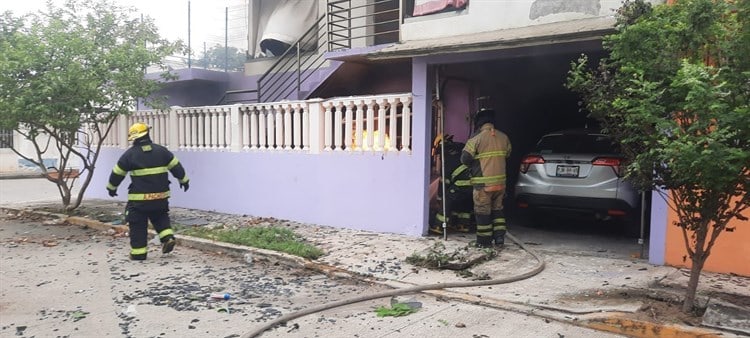 Rescatan a mujer con su mascota tras explotar tanque de gas en la colonia Dos Caminos