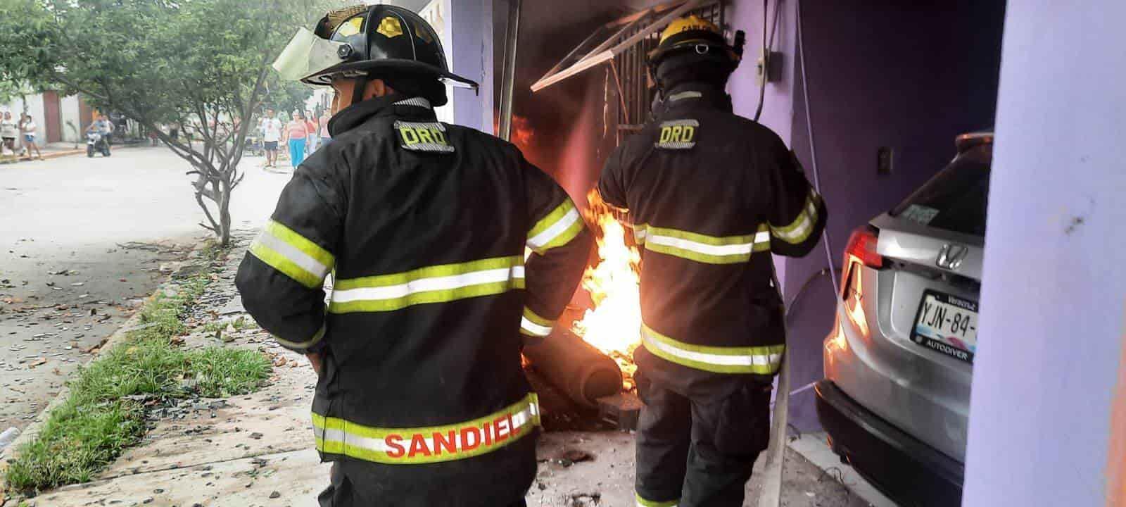 Rescatan a mujer con su mascota tras explotar tanque de gas en la colonia Dos Caminos