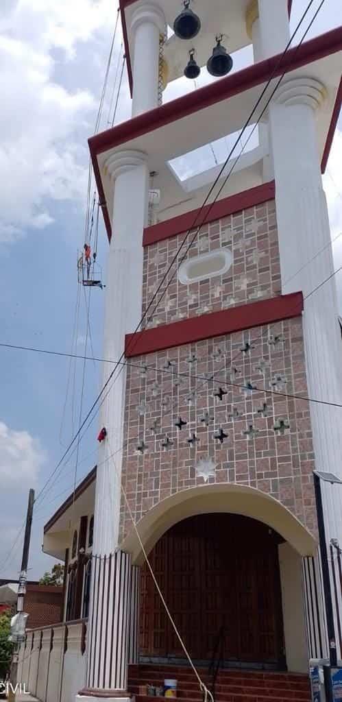 Es atacado por abejas mientras trabajaba en la torre de una iglesia de Poza Rica