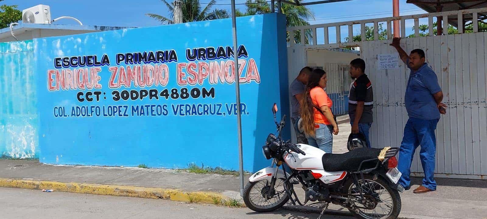 Amagan a personal en primaria de Veracruz, los despojan del dinero de inscripciones