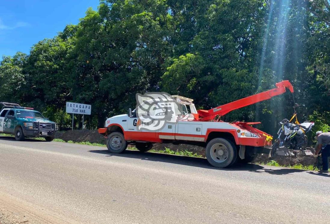 Abandonan motocicleta luego de colisión