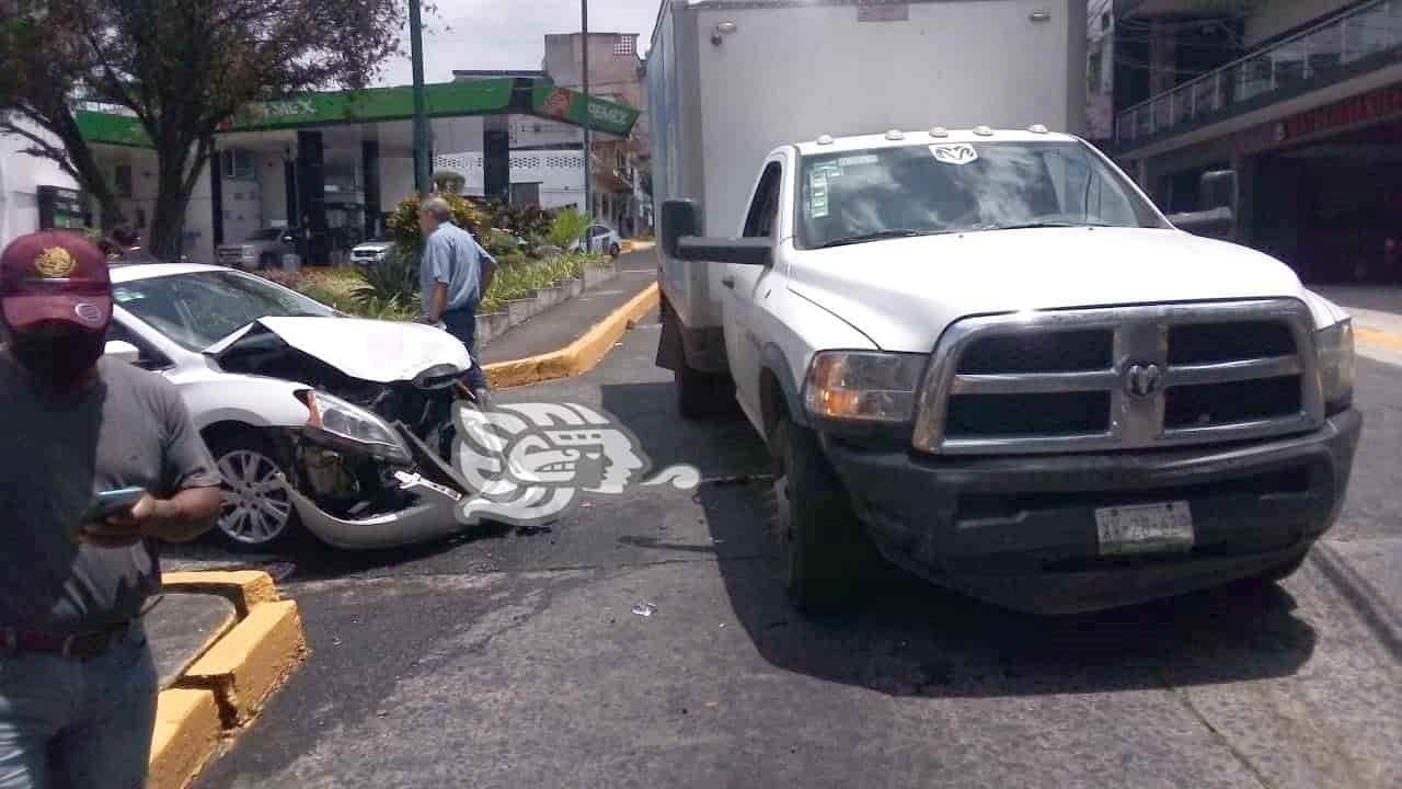 Choca automóvil contra camioneta en avenida 20 de Noviembre de Xalapa