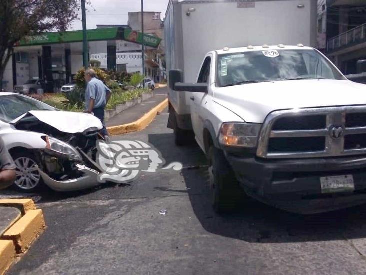 Choca automóvil contra camioneta en avenida 20 de Noviembre de Xalapa