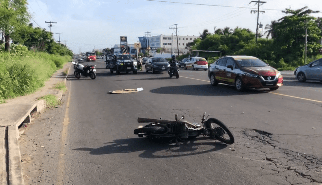 Camioneta choca con motociclista sobre la carretera estatal Veracruz-Medellín(+video)