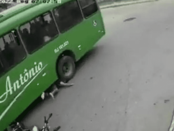 Se salvó de que su cabeza fuera aplastada por un bus gracias al casco (+Vídeo)