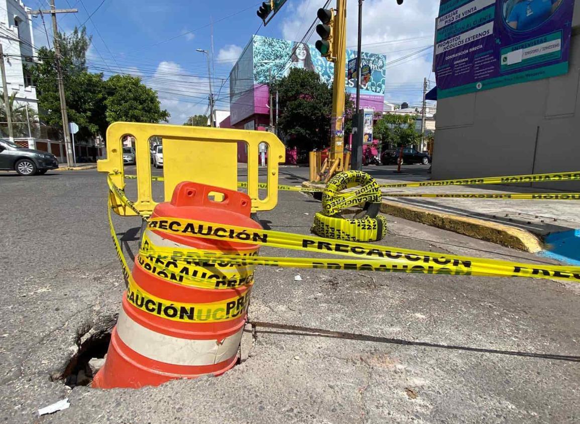 Ciudadanos se las ingenian para tapar baches y hundimientos en calles de Veracruz