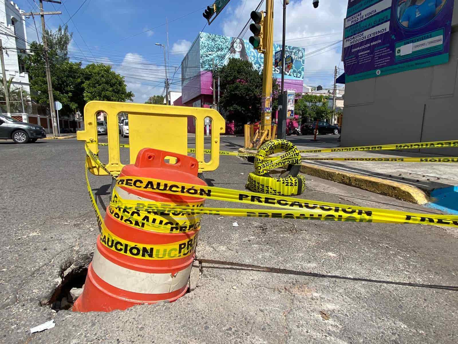 Ciudadanos se las ingenian para tapar baches y hundimientos en calles de Veracruz