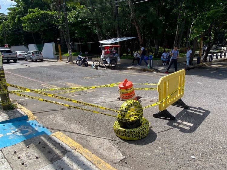 Ciudadanos se las ingenian para tapar baches y hundimientos en calles de Veracruz