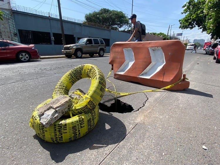 Ciudadanos se las ingenian para tapar baches y hundimientos en calles de Veracruz