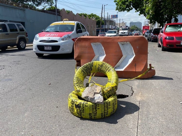 Ciudadanos se las ingenian para tapar baches y hundimientos en calles de Veracruz