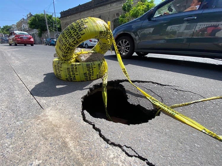 Ciudadanos se las ingenian para tapar baches y hundimientos en calles de Veracruz