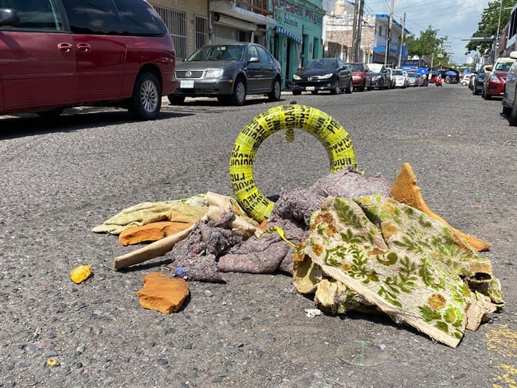 Ciudadanos se las ingenian para tapar baches y hundimientos en calles de Veracruz