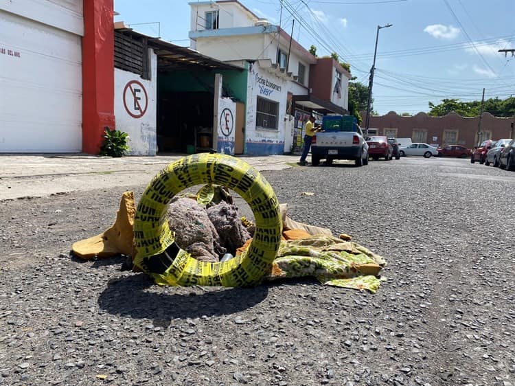 Ciudadanos se las ingenian para tapar baches y hundimientos en calles de Veracruz