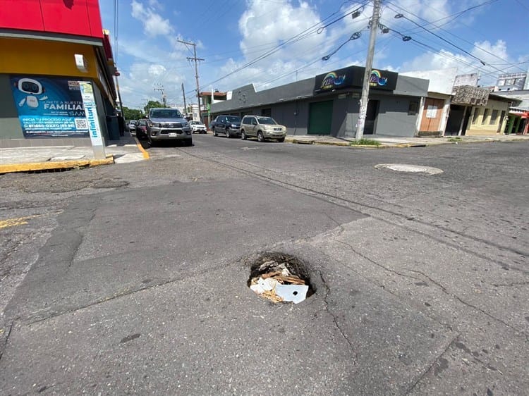 Ciudadanos se las ingenian para tapar baches y hundimientos en calles de Veracruz