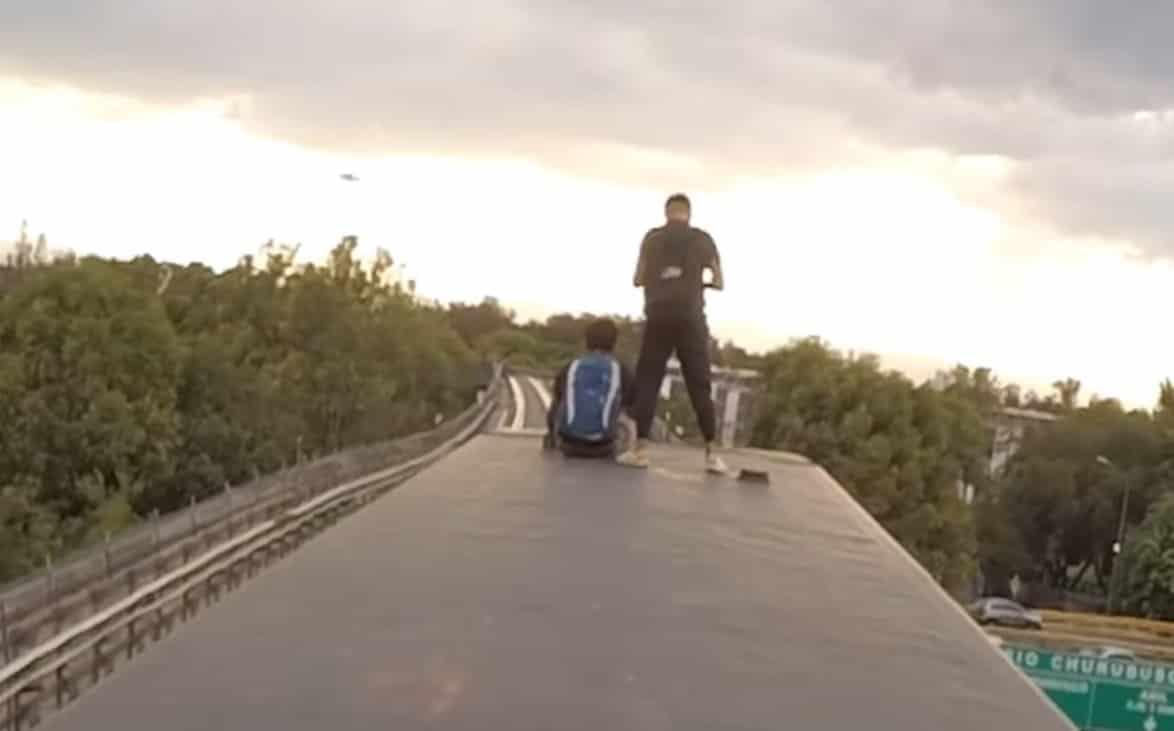 Jóvenes suben vídeo surfeando en el metro de la cdmx