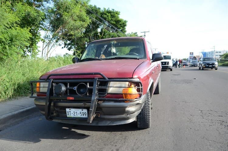 Camioneta choca con motociclista sobre la carretera estatal Veracruz-Medellín(+video)