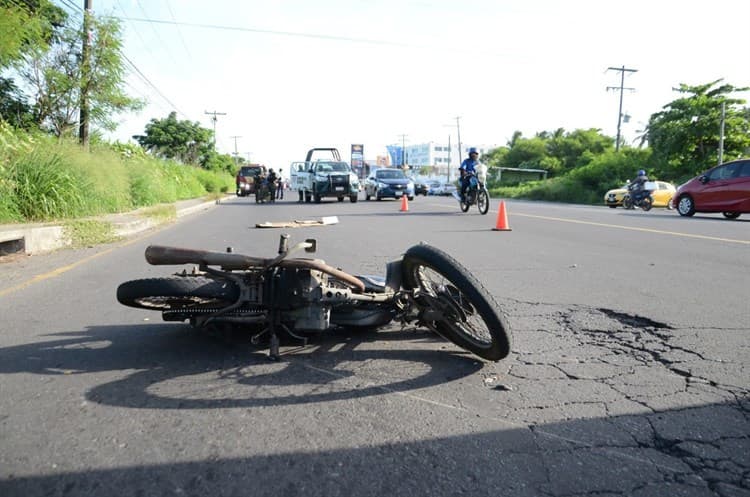 Camioneta choca con motociclista sobre la carretera estatal Veracruz-Medellín(+video)