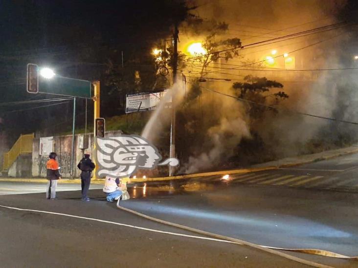 Tlacuache provoca corto e incendio en poste de CFE, en avenida Rébsamen de Xalapa