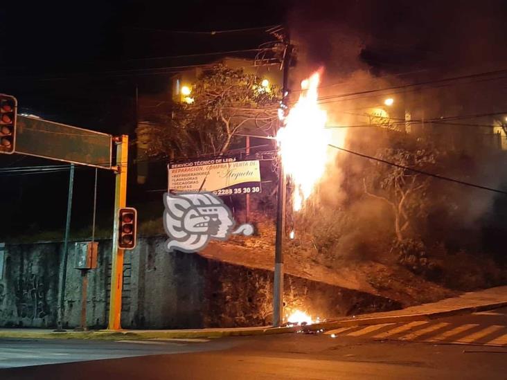 Tlacuache provoca corto e incendio en poste de CFE, en avenida Rébsamen de Xalapa