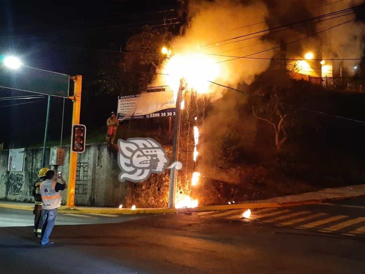 Tlacuache provoca corto e incendio en poste de CFE, en avenida Rébsamen de Xalapa