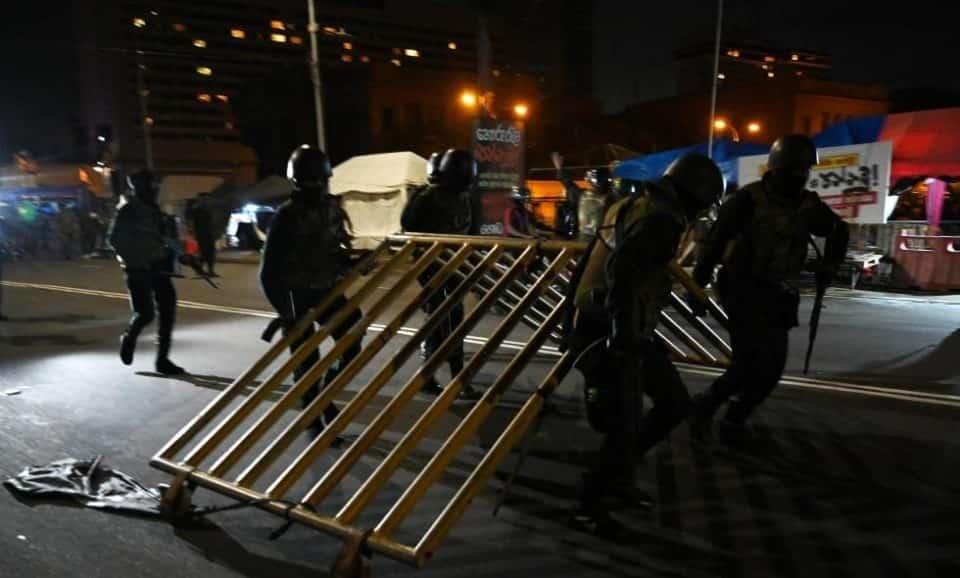 Autoridades desmantelan campamento de manifestantes en Sri Lanka