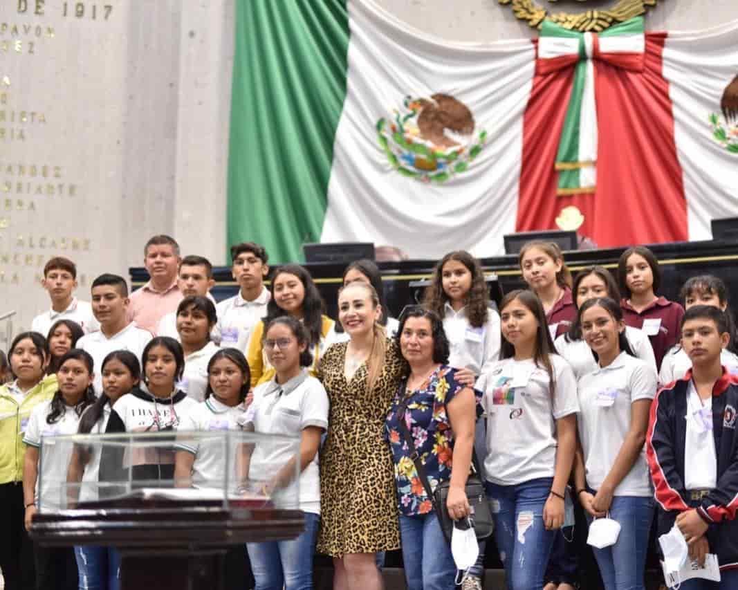 Visitan estudiantes destacados de Comapa el Palacio Legislativo